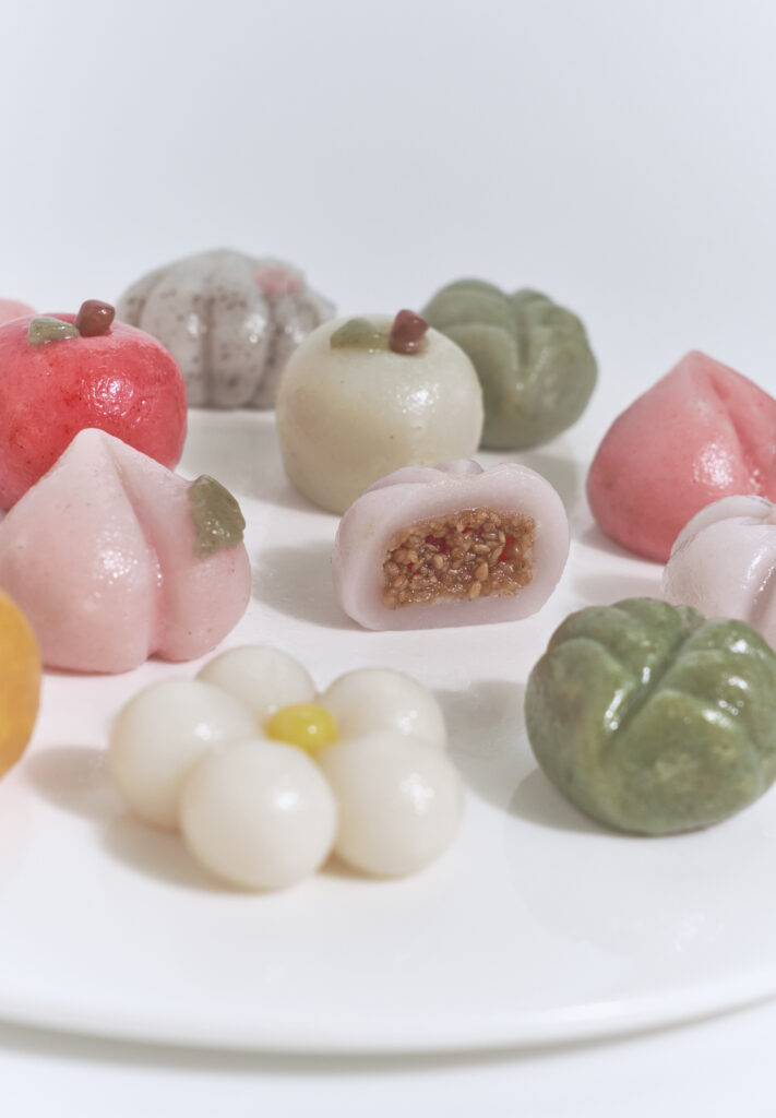 천연가루로 색을 내고 특별한 모양으로 정성껏 빚은 송편 선물세트입니다.