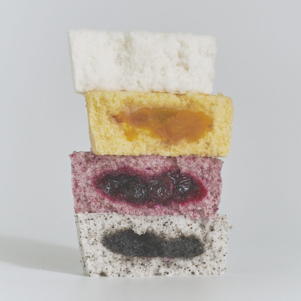 설기와 흰콩앙금으로 만든 케이크입니다.
앙금크림으로 만든 꽃이나 앙금 반죽으로 설기를 장식합니다.