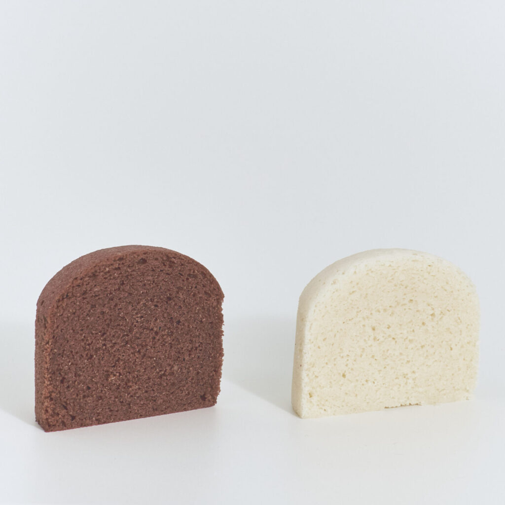 쌀 찐빵과 흰콩앙금으로 만든 케이크입니다.
앙금크림으로 만든 꽃이나 앙금 반죽으로 설기를 장식합니다.